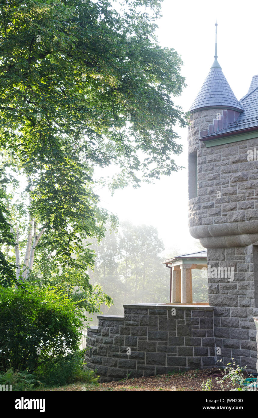 Le brouillard et la lumière du soleil du matin adoucir les bords de l'hôtel particulier appelé 'Tourelles' au Collège de l'Atlantique, dans le Maine. Banque D'Images