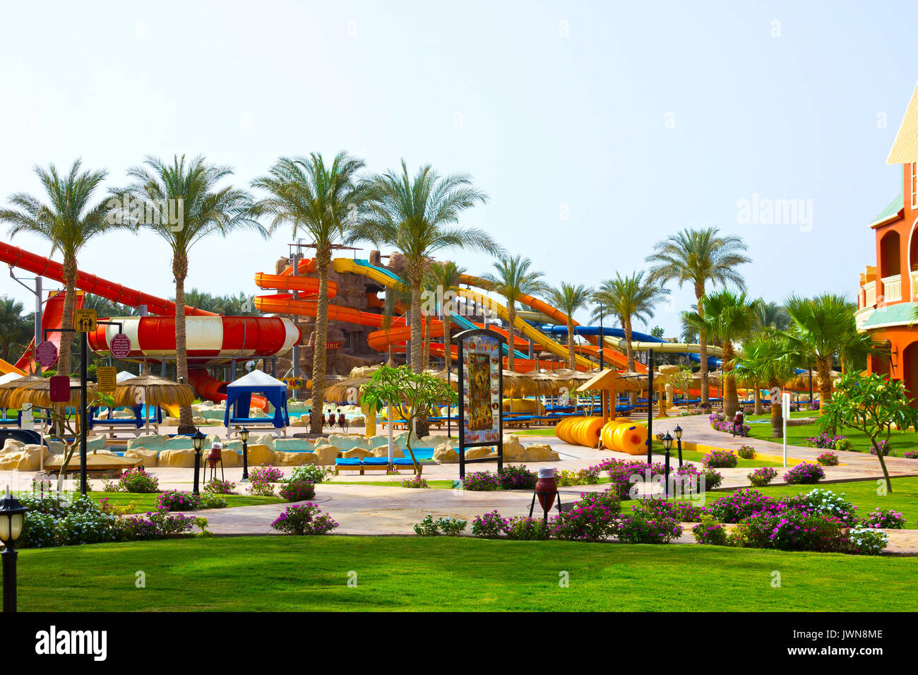 Sharm El Sheikh, Egypte - 10 Avril 2017 : l'avis de luxury hotel AQUA BLU Sharm 5 étoiles la journée avec ciel bleu Banque D'Images