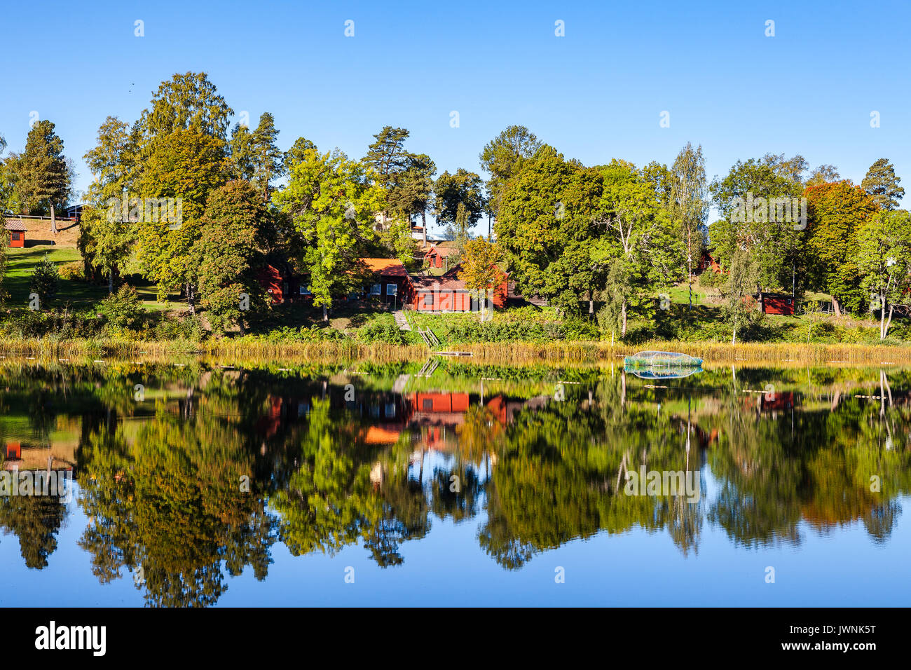 Un cottage traditionnel se distingue par le Lakeside en Suède, de Hedemora Banque D'Images