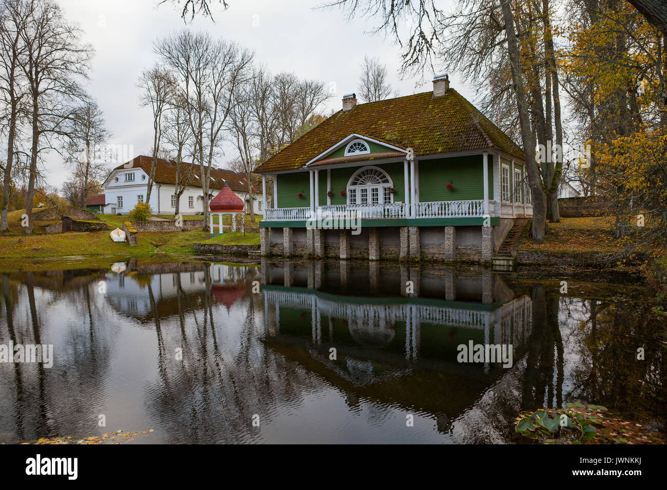 Old Manor baignoire chambre avec un étang Banque D'Images