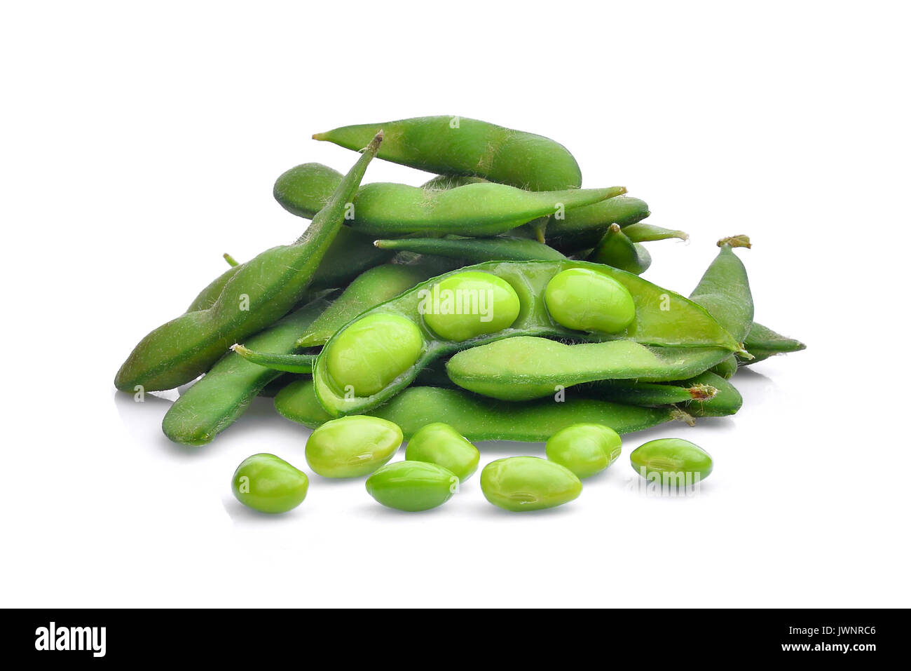 Pile d'edamame beans vert isolé sur fond blanc Banque D'Images