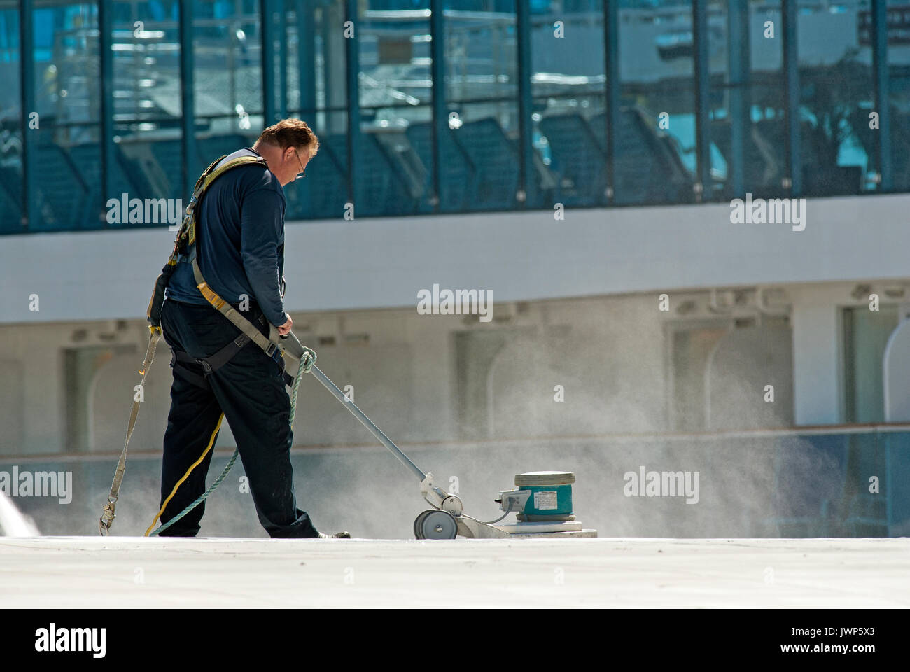 L'homme au travail avec lissage de la machine au sol, Canada Place, Vancouver, British Columbia, Canada Banque D'Images