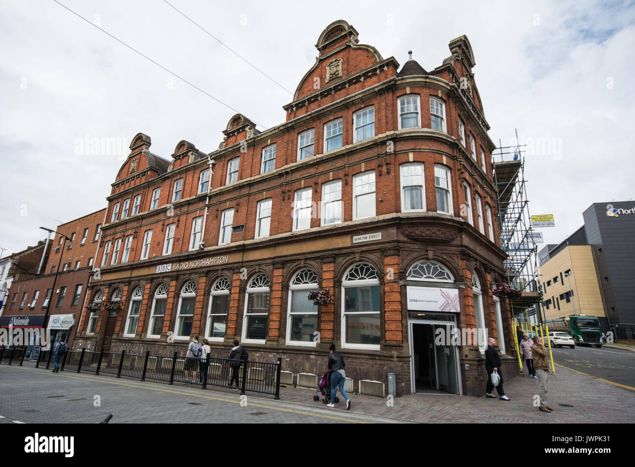 Radio Northampton Old Nationwide Building Society coin banque du centre-ville Mounts gens marchant dans la rue sur le chemin avec des bornes Banque D'Images