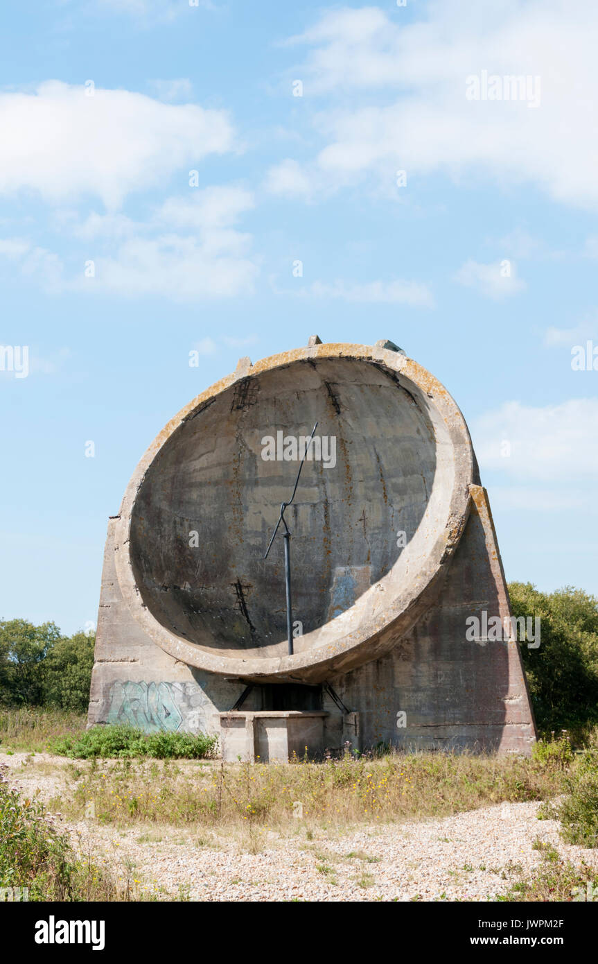 Le 30 pieds de son miroir, l'un des d'Oreilles près de Dungeness, dans le Kent. Une forme précoce de son radar. Banque D'Images