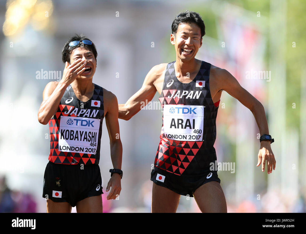 Hirooki du Japon Arai et Kai Kobayashi (à gauche) célèbrent en terminant deuxième et troisième dans l'épreuve du 50km marche pendant dix jours des Championnats du monde IAAF 2017. Photo date : dimanche 13 août, 2017. Voir l'histoire du monde d'ATHLÉTISME PA. Crédit photo doit se lire : John Walton/PA Wire. RESTRICTIONS : un usage éditorial uniquement. Pas de transmission de sons ou d'images en mouvement et pas de simulation vidéo. Banque D'Images