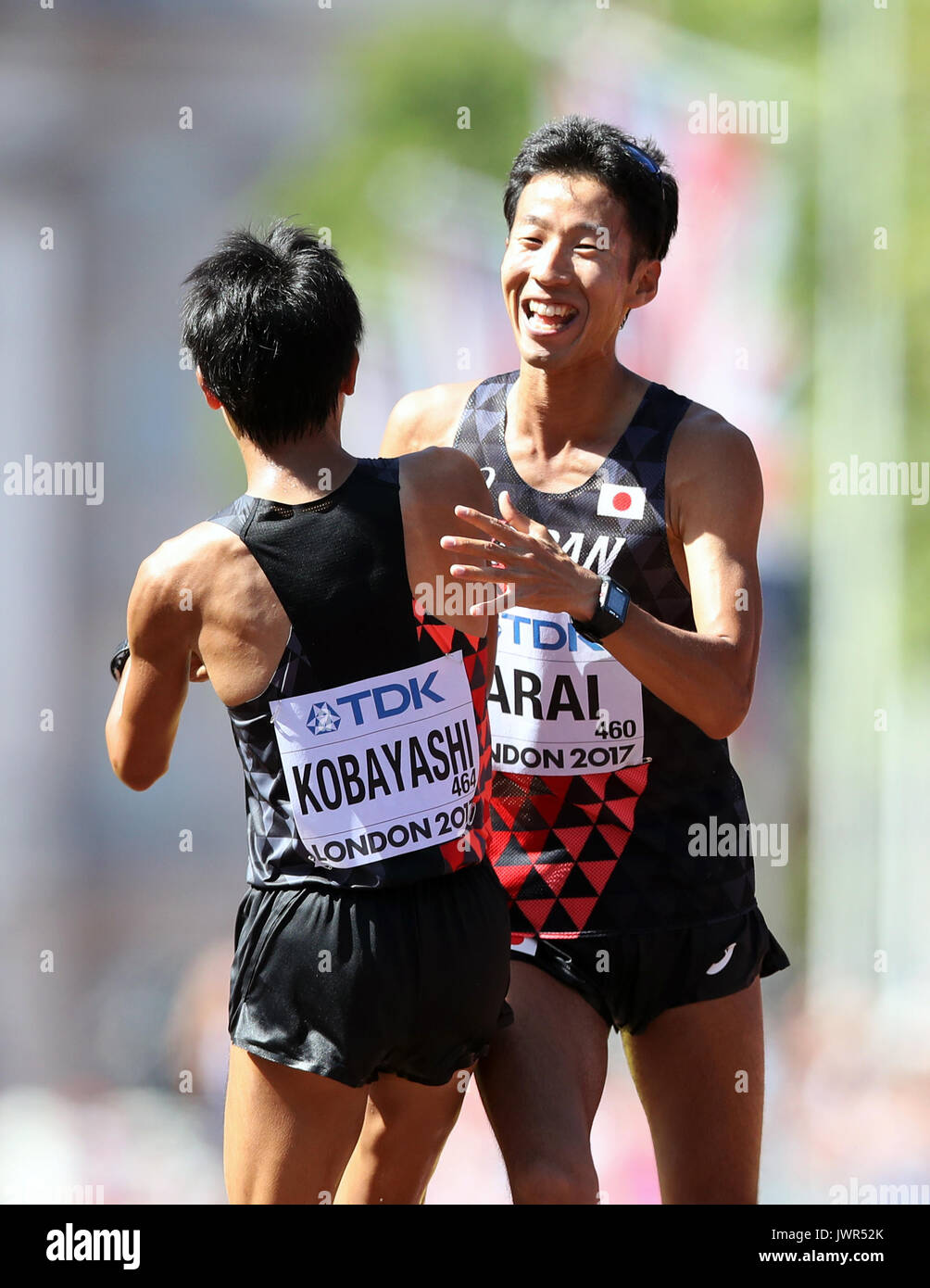 Hirooki Arai au Japon et Kai Kobayashi (à gauche) célèbrent la fin des deuxième et troisième courses de 50 km de la course masculine au cours du dixième jour des Championnats du monde de l'IAAF 2017. Date de la photo: Dimanche 13 août 2017. Voir PA Story ATHLETICS World. Le crédit photo devrait se lire comme suit : John Walton/PA Wire. Banque D'Images