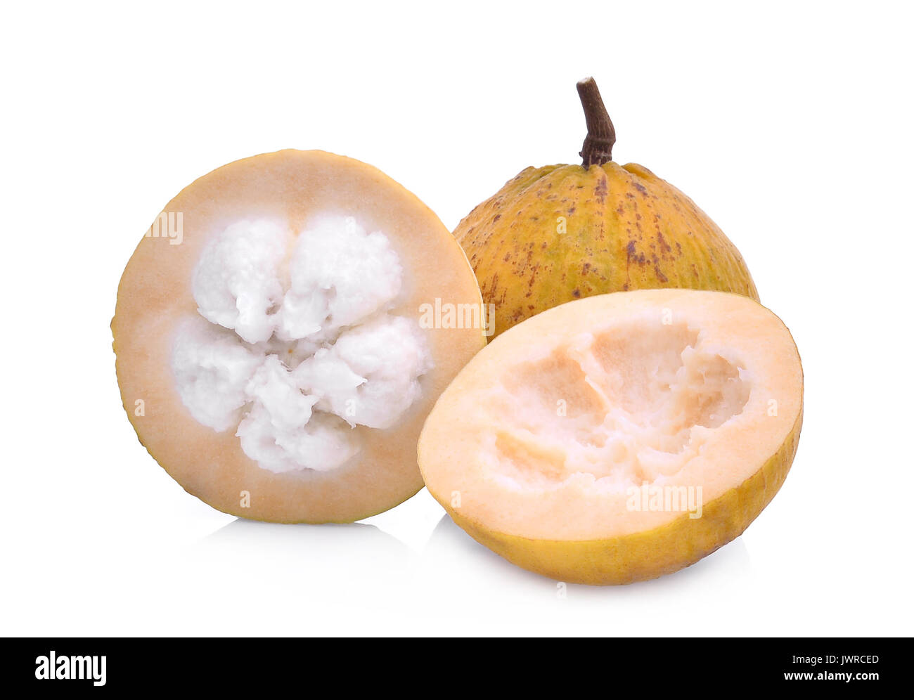 Ensemble et la moitié des fruits tropicaux santol isolé sur fond blanc Banque D'Images