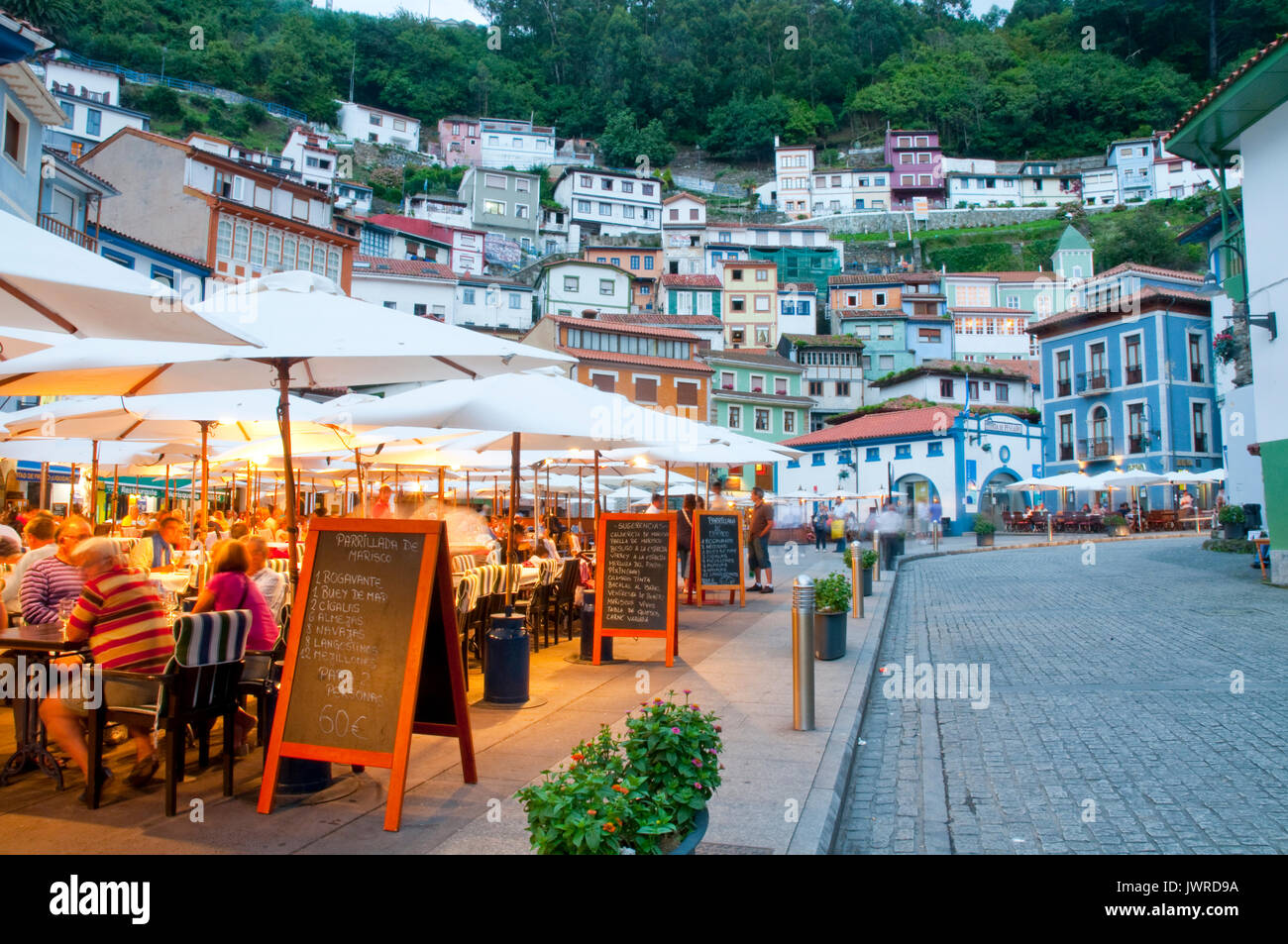Terrasses à soir. Cudillero, Asturias, Espagne. Banque D'Images