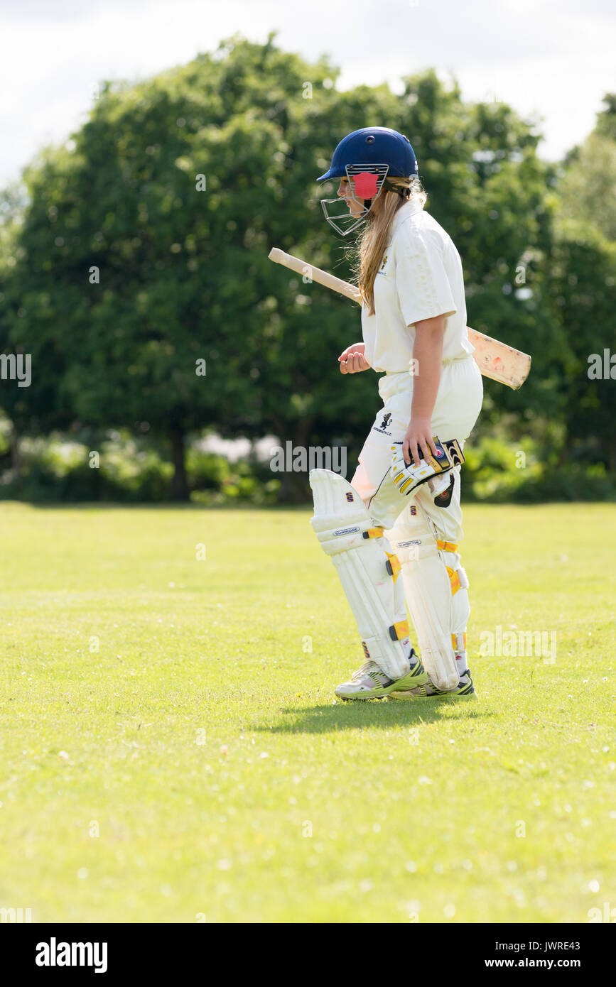 La seule fille de l'équipe de cricket, rejeté et sur son chemin de retour au pavillon, Hampshire, Royaume-Uni Banque D'Images