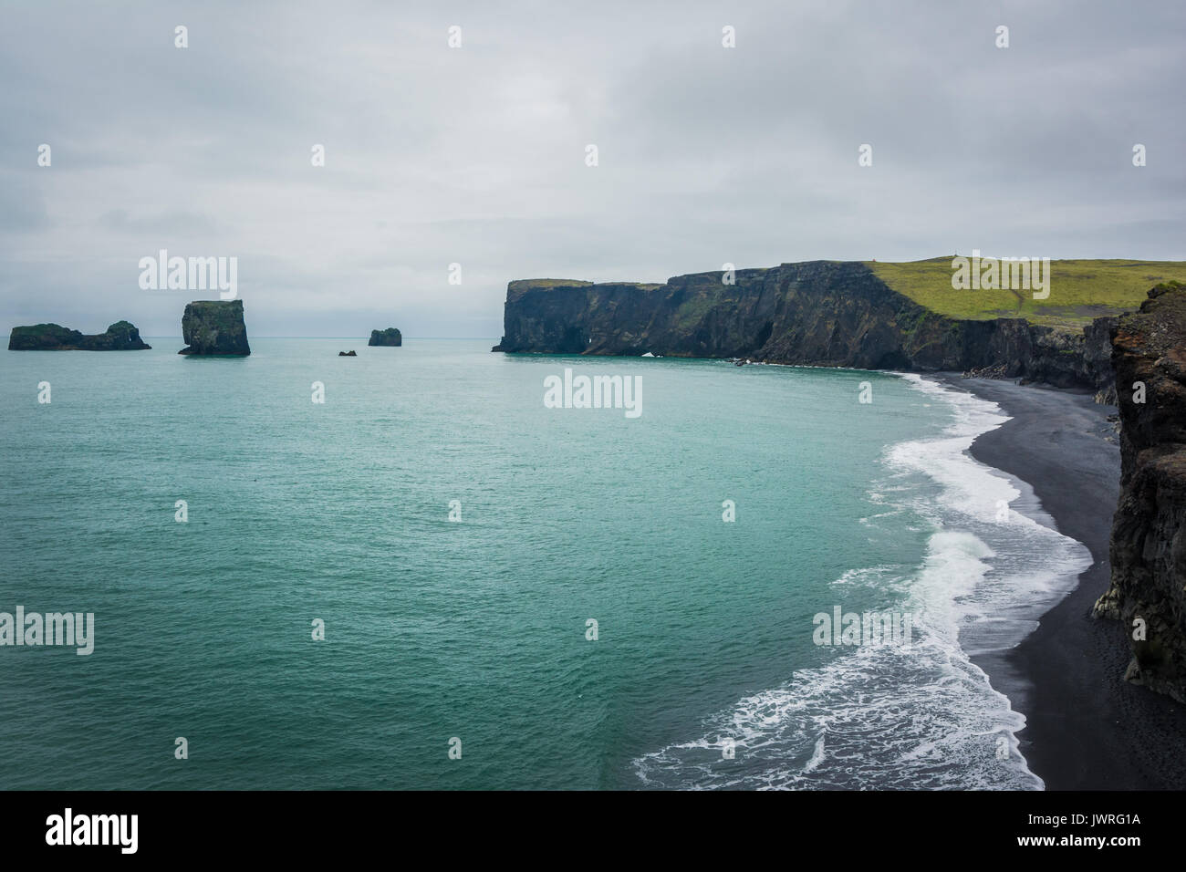 Temps orageux sur le Kirkjufjara beach. Côte sud de l'Islande, l'Europe. Banque D'Images