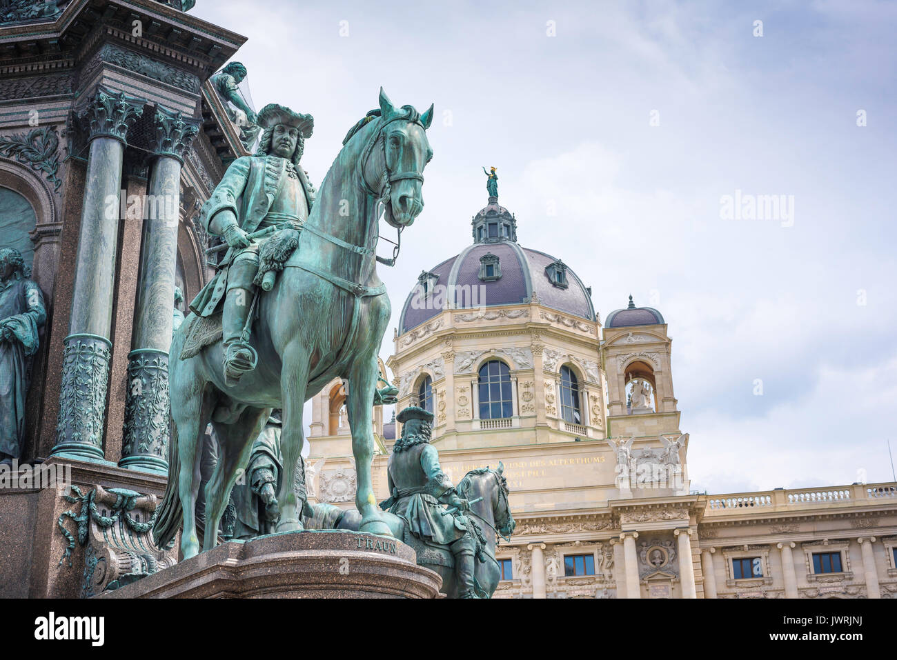 Le quartier des musées de Vienne, vue sur le Kunsthistorisches Museum de Vienne avec des statues équestres sur la Maria Theresa monument situé sur l'avant-plan. Banque D'Images