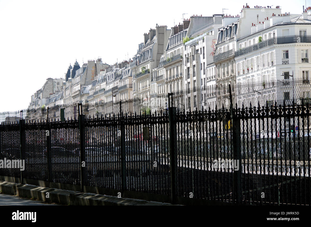 Maisons sur le seul côté de développés, Rue de Rome, Paris, France, par dessus la clôture de l', Square de Batignolles, Banque D'Images