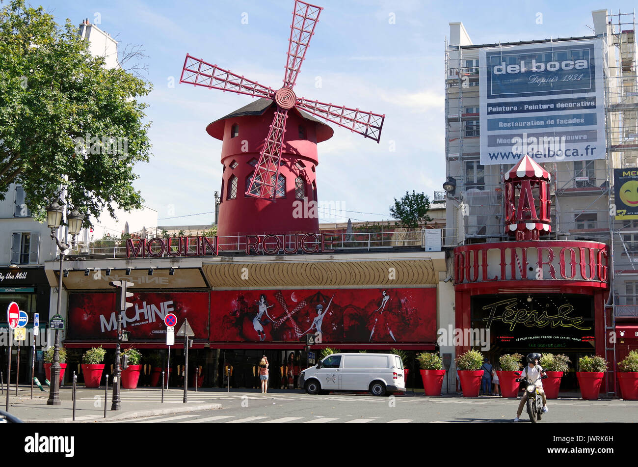 Paris, France, Le Moulin Rouge, cabaret a ouvert ses portes en 1889 et fonctionne toujours, bien que plus d'une attraction touristique aujourd'hui, Banque D'Images