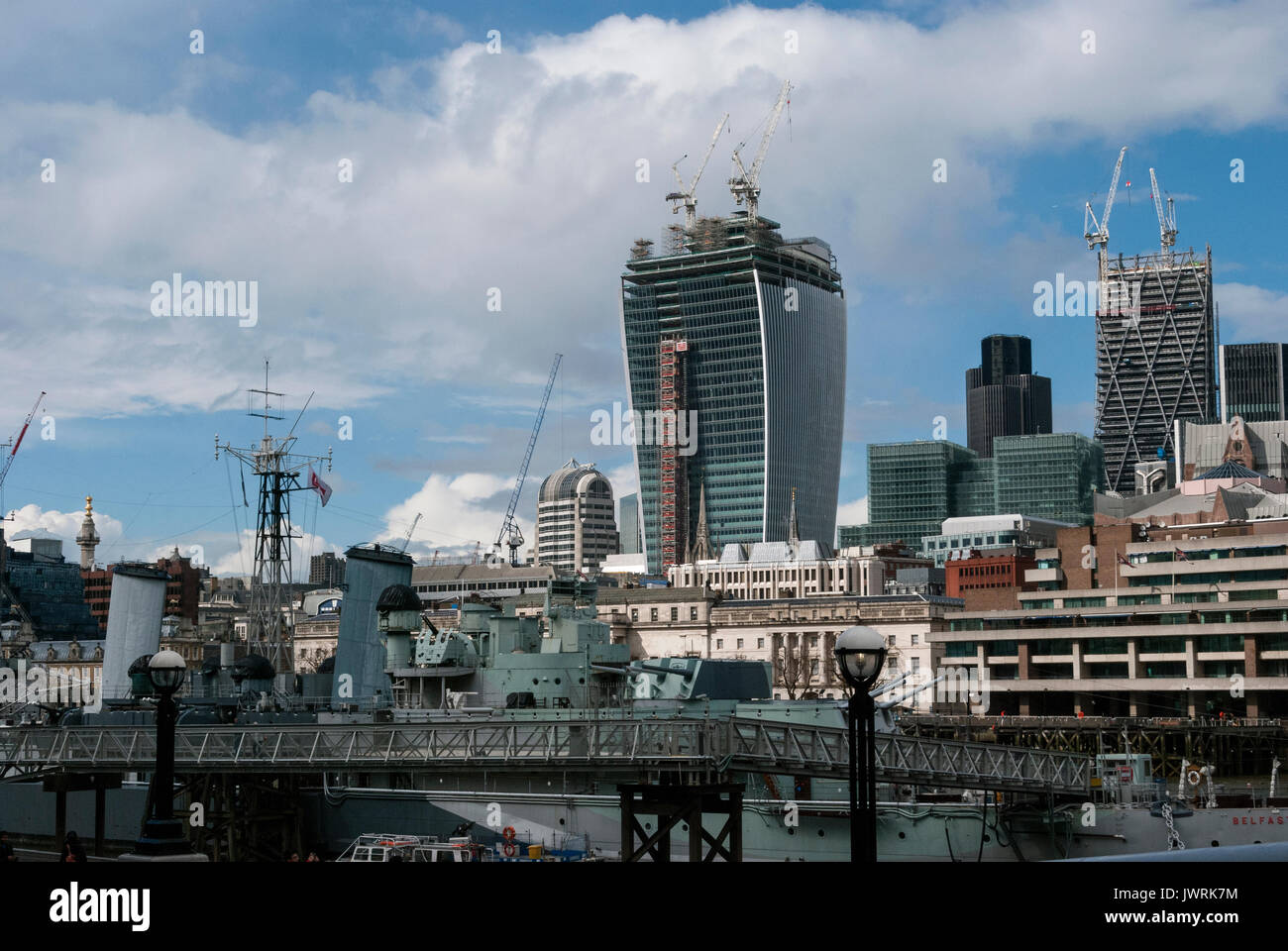 Londres Angleterre, la Tamise, le pont au cuirassé de la Royal Navy, Cranes, quartier financier, économique, affaires, Frenchurch Street, commercial Banque D'Images