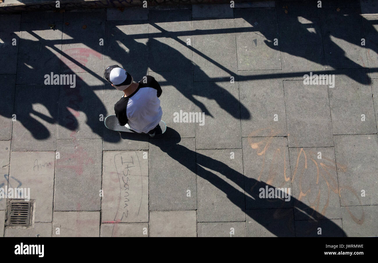 De longues ombres d'un skateur professionnel, prises d'en haut comme il travaille accueil Banque D'Images