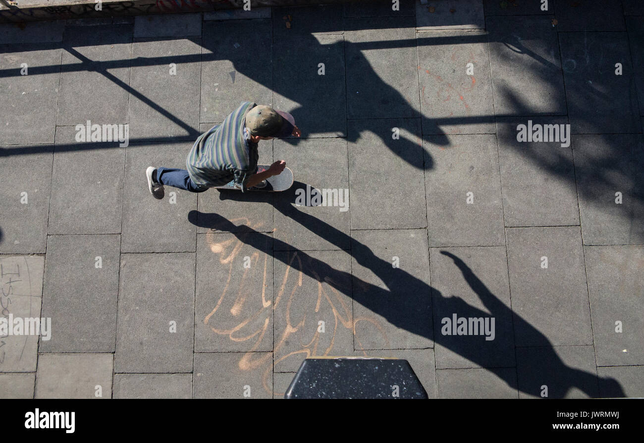 De longues ombres d'un skateur professionnel, prises d'en haut comme il travaille accueil Banque D'Images