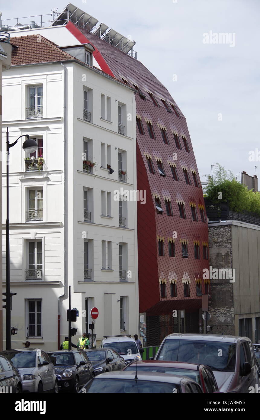 L'un des deux développements dans la Rue de la Fontaine au Roi, 75011 Paris, France fournissant logement étudiant construit à cet effet, le logement social efficace Banque D'Images