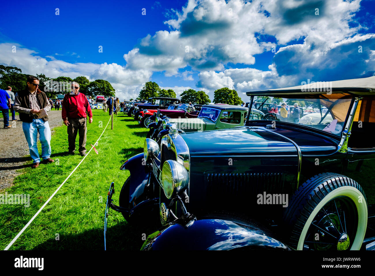 Biggar, South Lanarkshire - 44e rallye de véhicules anciens. Une vue générale, le champ Afficher avec des centaines de véhicules anciens sur l'affichage. Banque D'Images