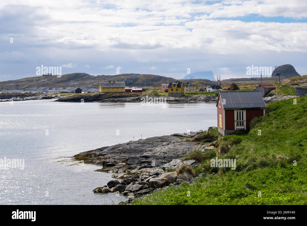 Ancien village de pêcheurs vieux maisons autour de baie abritée sur l'île de Sanna, Traena, comté de Nordland, Norvège, Scandinavie, l'Europe. Banque D'Images