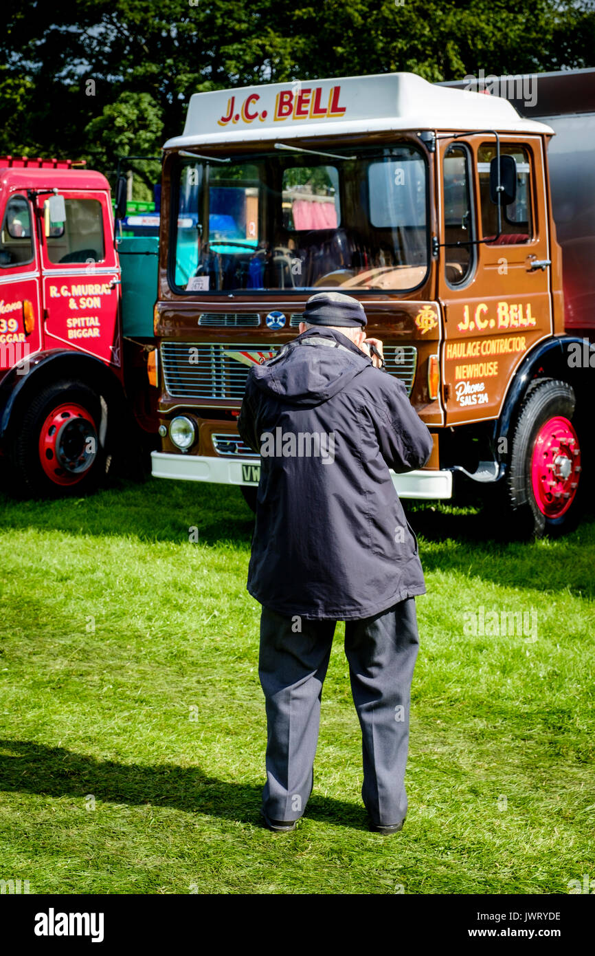 Biggar, South Lanarkshire - 44e rallye de véhicules anciens. Un monsieur âgé de photographies vintage de camions. Banque D'Images