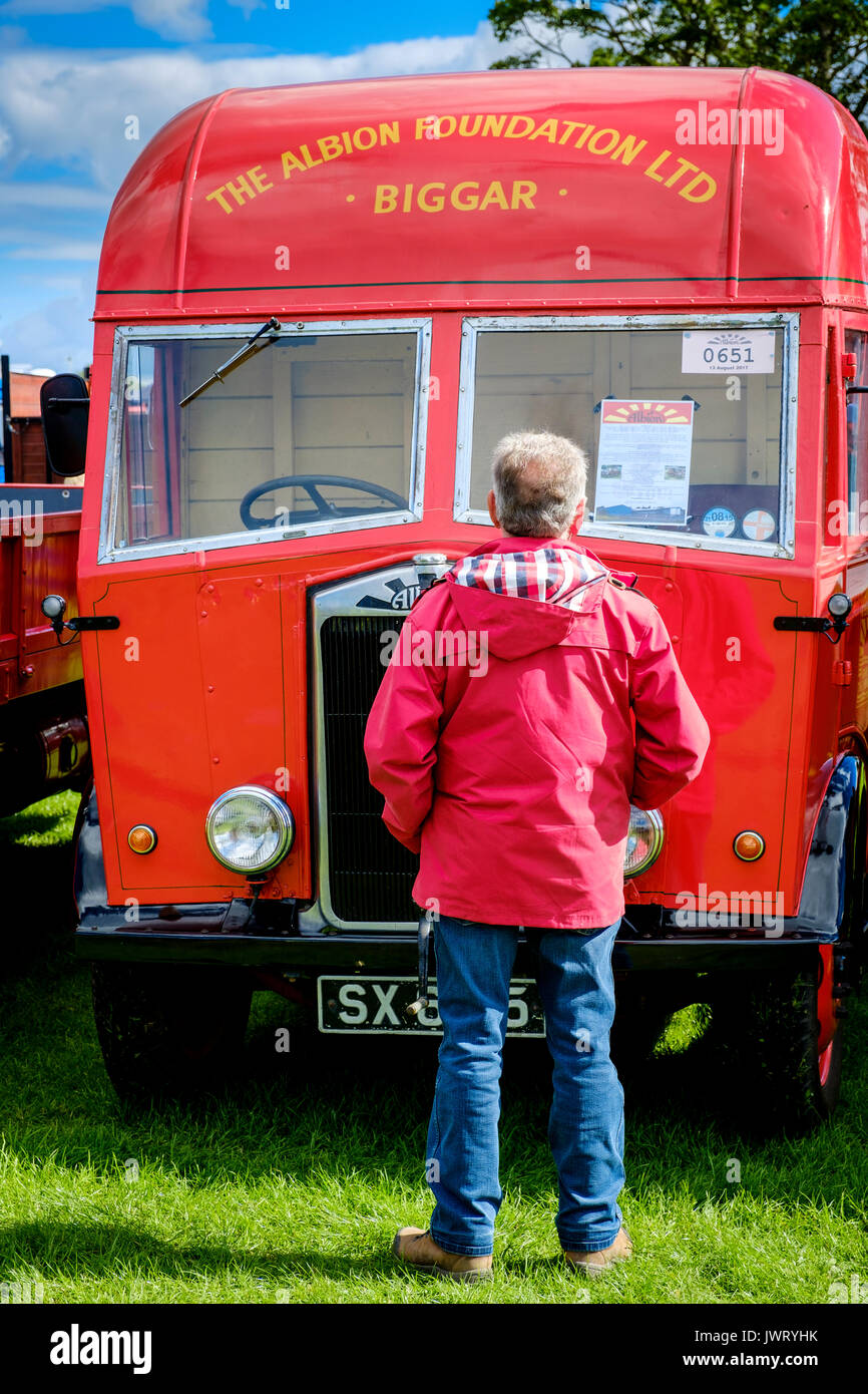 Biggar, South Lanarkshire - 44e rallye de véhicules anciens. Un homme admire un vintage camion. Banque D'Images