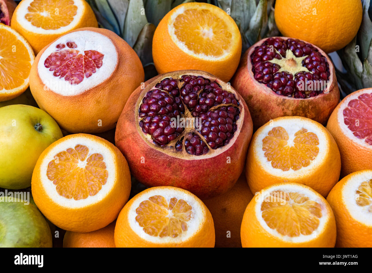 Les oranges, grenades, pamplemousse tranchée sur le marché de l'affichage à Banque D'Images