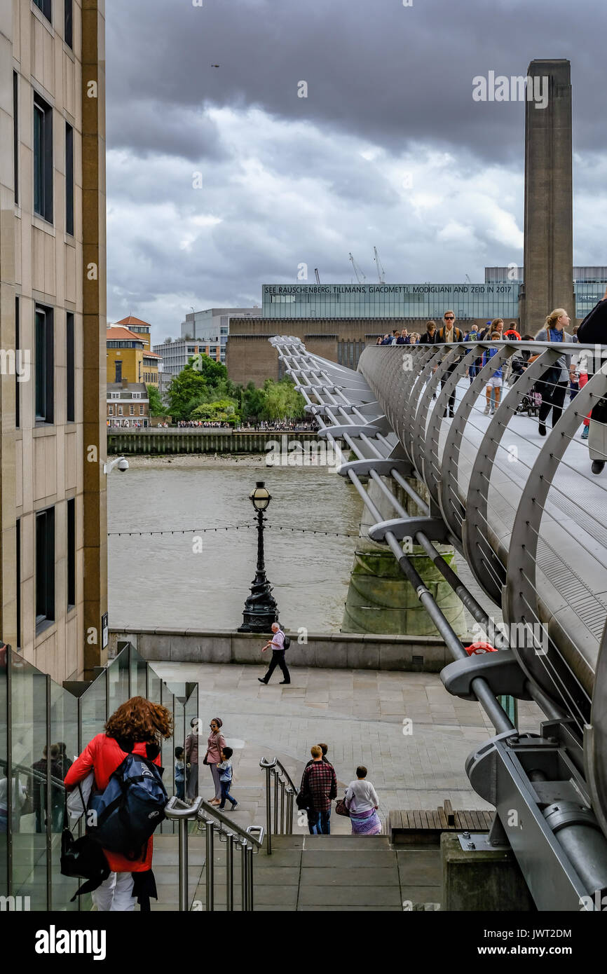 Londres, Royaume-Uni, le 3 août 2017 : plus de touristes traversant le pont du Millénaire. Vue latérale du pont en direction de la Tate Modern. Banque D'Images