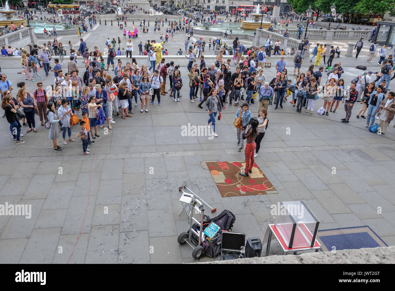 Trafalgar Square, Londres, ROYAUME UNI - 21 juillet 2017 : Street performer avec grande foule à regarder. Prises de la National Portrait Gallery, à la recherche vers le bas. Banque D'Images