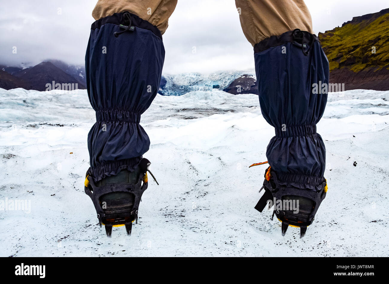 Les pieds de Mountaneer avec crampons sur le glacier Vatnajokull, congelés, de l'Islande Banque D'Images