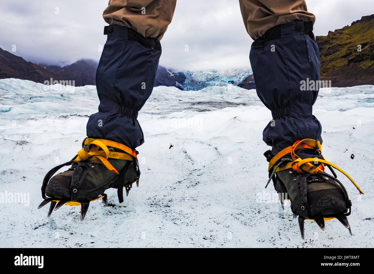 Les pieds de Mountaneer avec crampons sur le glacier Vatnajokull, congelés, de l'Islande Banque D'Images