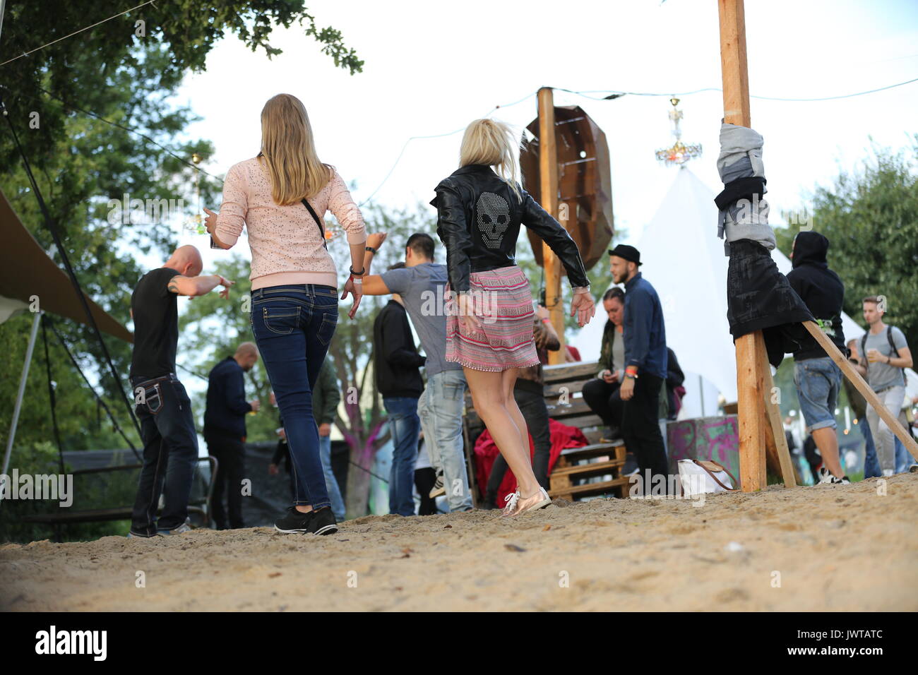 Pogo dance Banque de photographies et d’images à haute résolution Alamy
