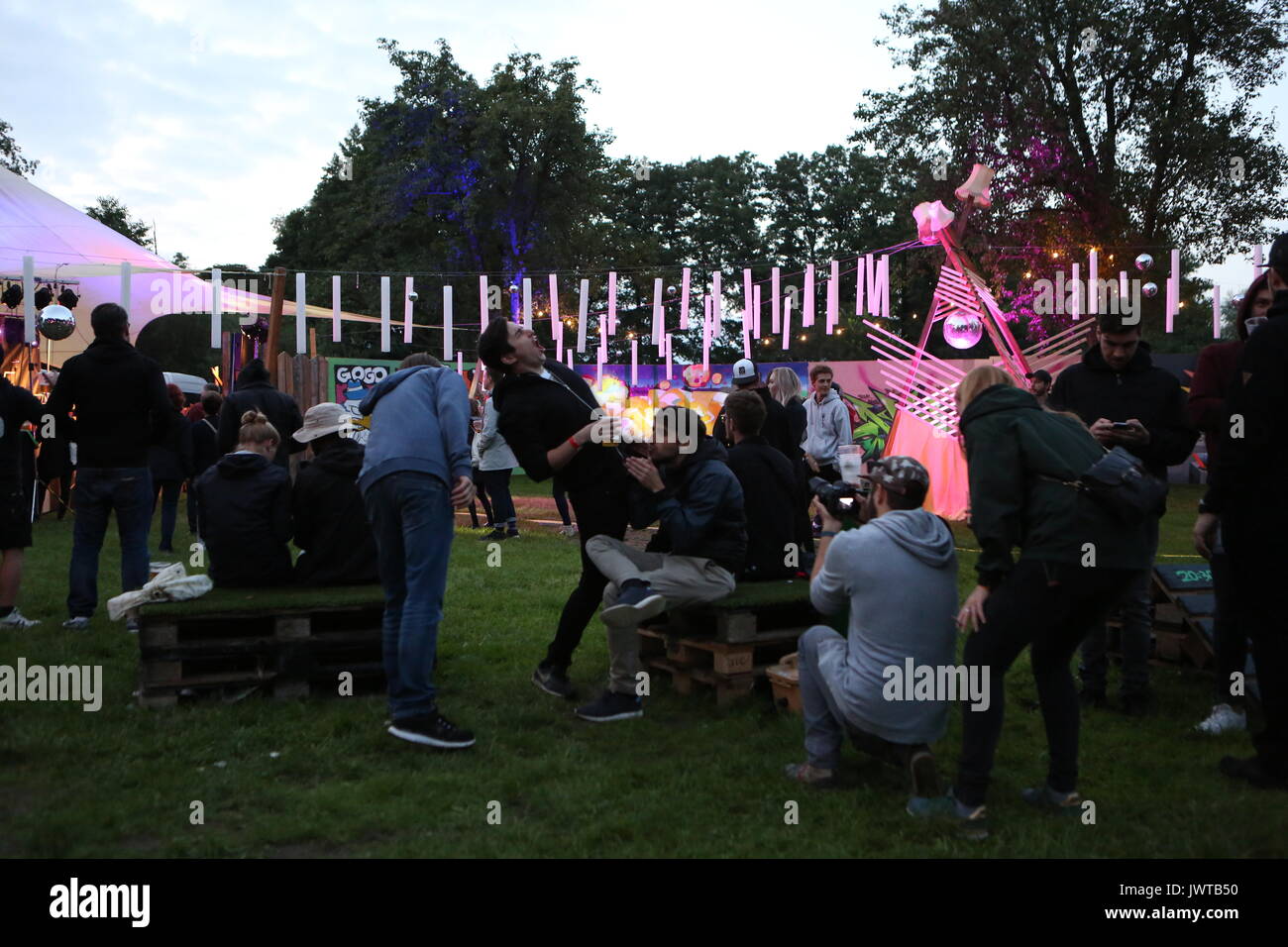 Pogo dance Banque de photographies et d’images à haute résolution Alamy