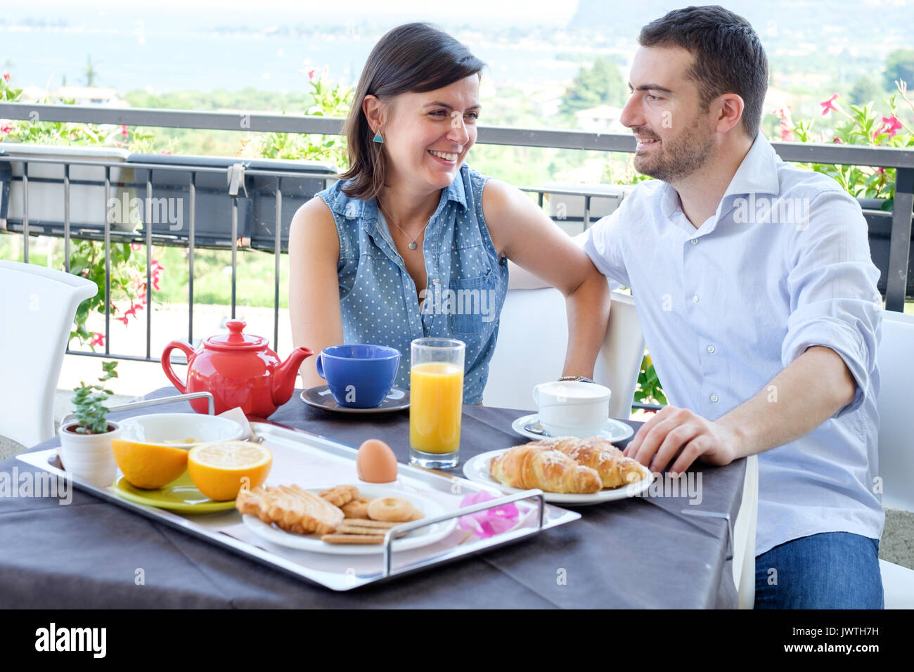 Couple Amoureux Le Petit Dejeuner Dans L Hotel Photo Stock Alamy Couple Amoureux Le Petit Dejeuner Dans L Hotel Photo Stock Alamy