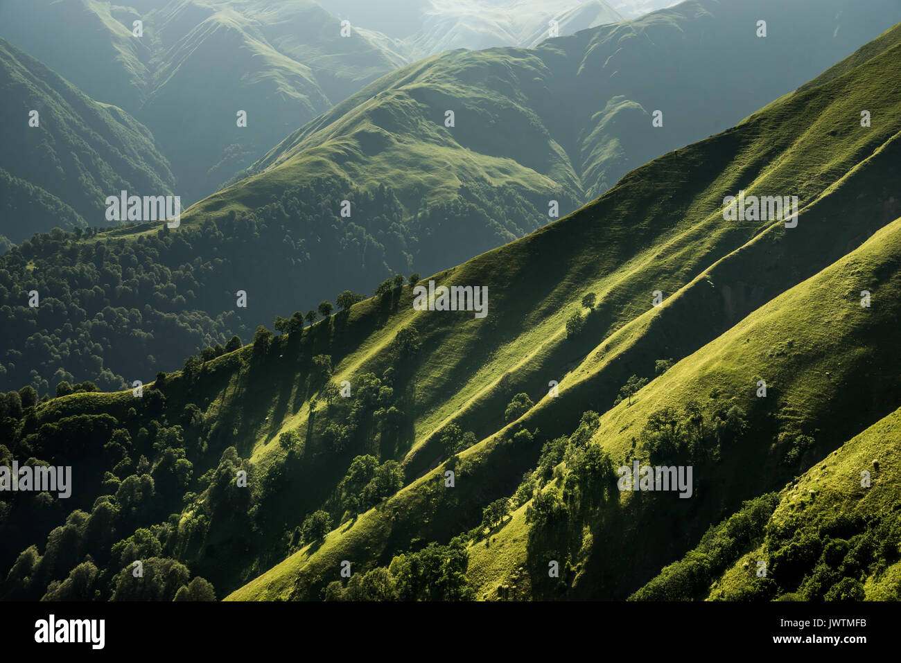 Paysage avec des tours de pierre traditionnelle et maisons de village rural Ushguli. Vallée de montagne avec les verts pâturages, la région de Svaneti, Caucase, Géorgie Banque D'Images