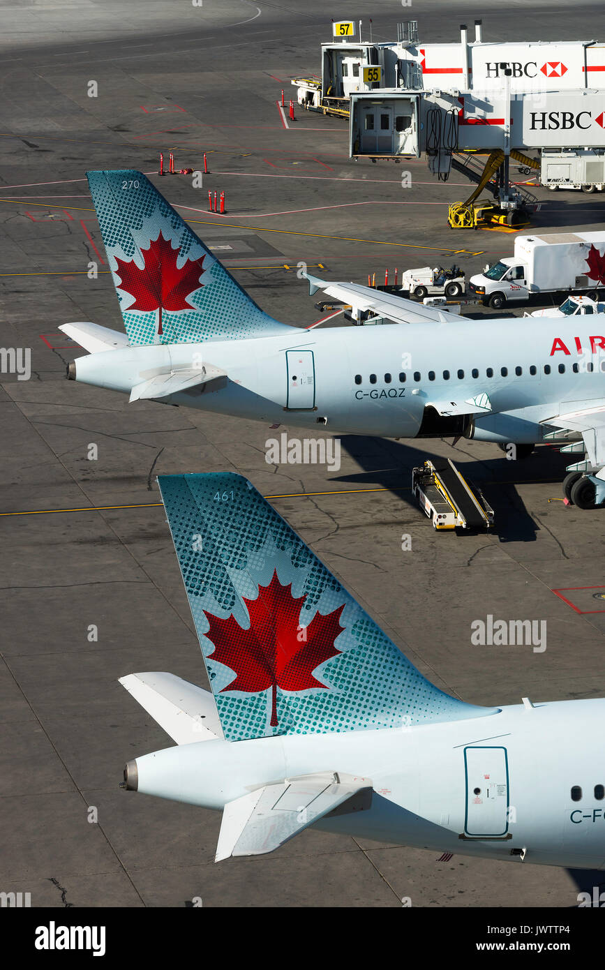 La compagnie aérienne Air Canada Airbus A321-211 et A319-114 C-FGKN Avions et C-GAQZ sur des béquilles à l'Aéroport International de Calgary Alberta Canada Banque D'Images