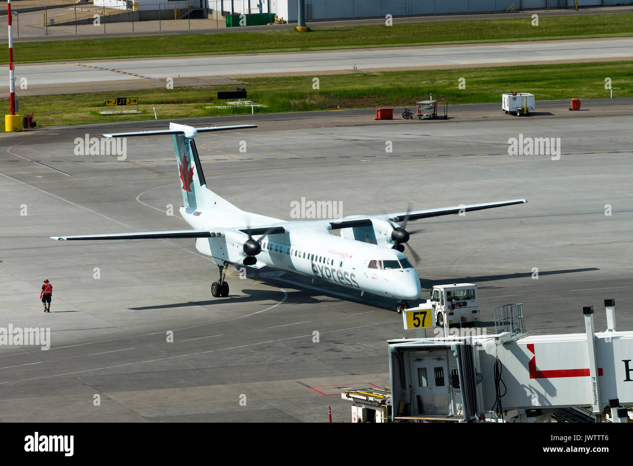 La compagnie aérienne Air Canada Express biturbopropulseur de ligne Bombardier Dash 8-402 C-GGMI Repoussant pour le départ à l'Aéroport International de Calgary Alberta Canada Banque D'Images