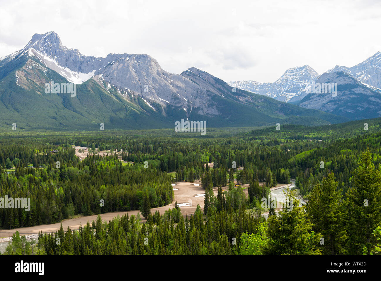 La cale et les montagnes environnantes, la rivière Kananaskis dans les Rocheuses canadiennes à partir des terrains de Lodge Kananaskis Alberta Canada Banque D'Images