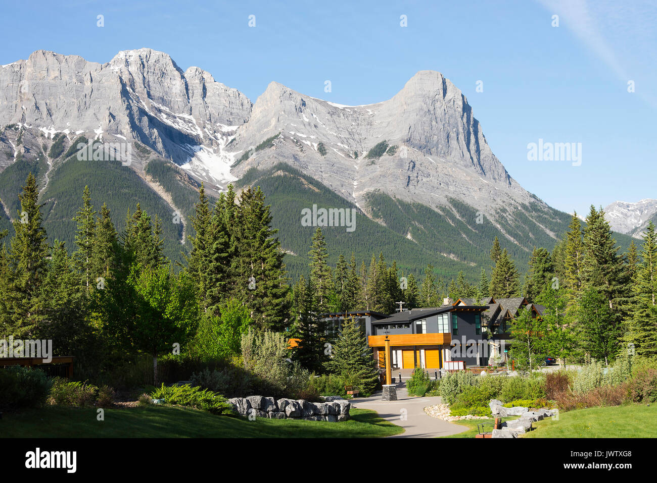Beau logement et scènes de Rocky Mountain et forêt de pins à Canmore Banff National Park Alberta Canada Banque D'Images