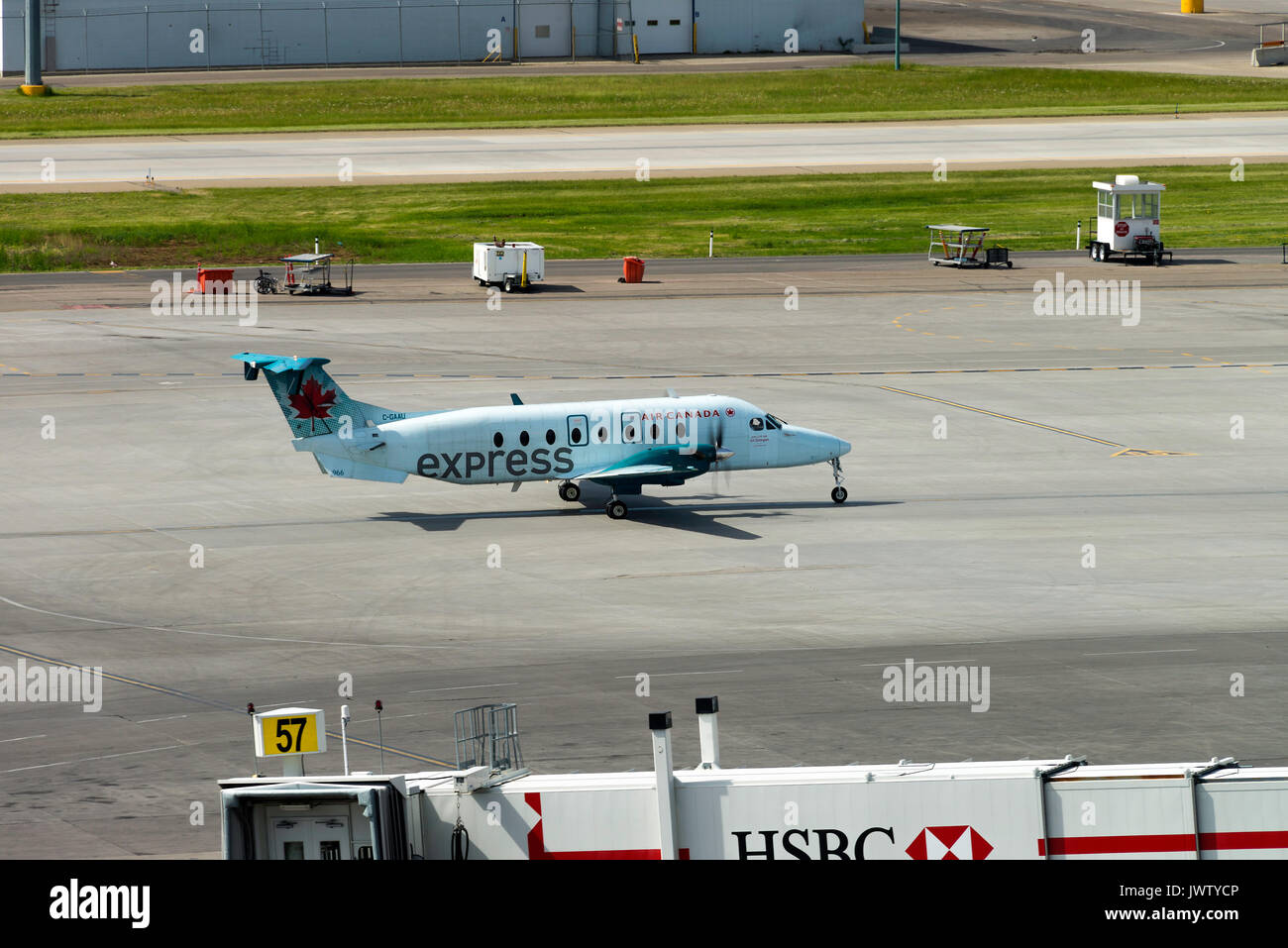 La compagnie aérienne Air Canada Express avion Beechcraft 1900D C-GAAU roulage à l'Aéroport International de Calgary Alberta Canada Banque D'Images