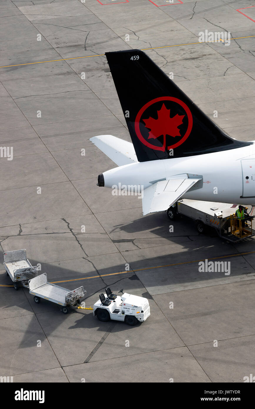 La compagnie aérienne Air Canada avion Airbus A321-211 C-GJWN La préparation pour le départ à l'Aéroport International de Calgary Alberta Canada Banque D'Images