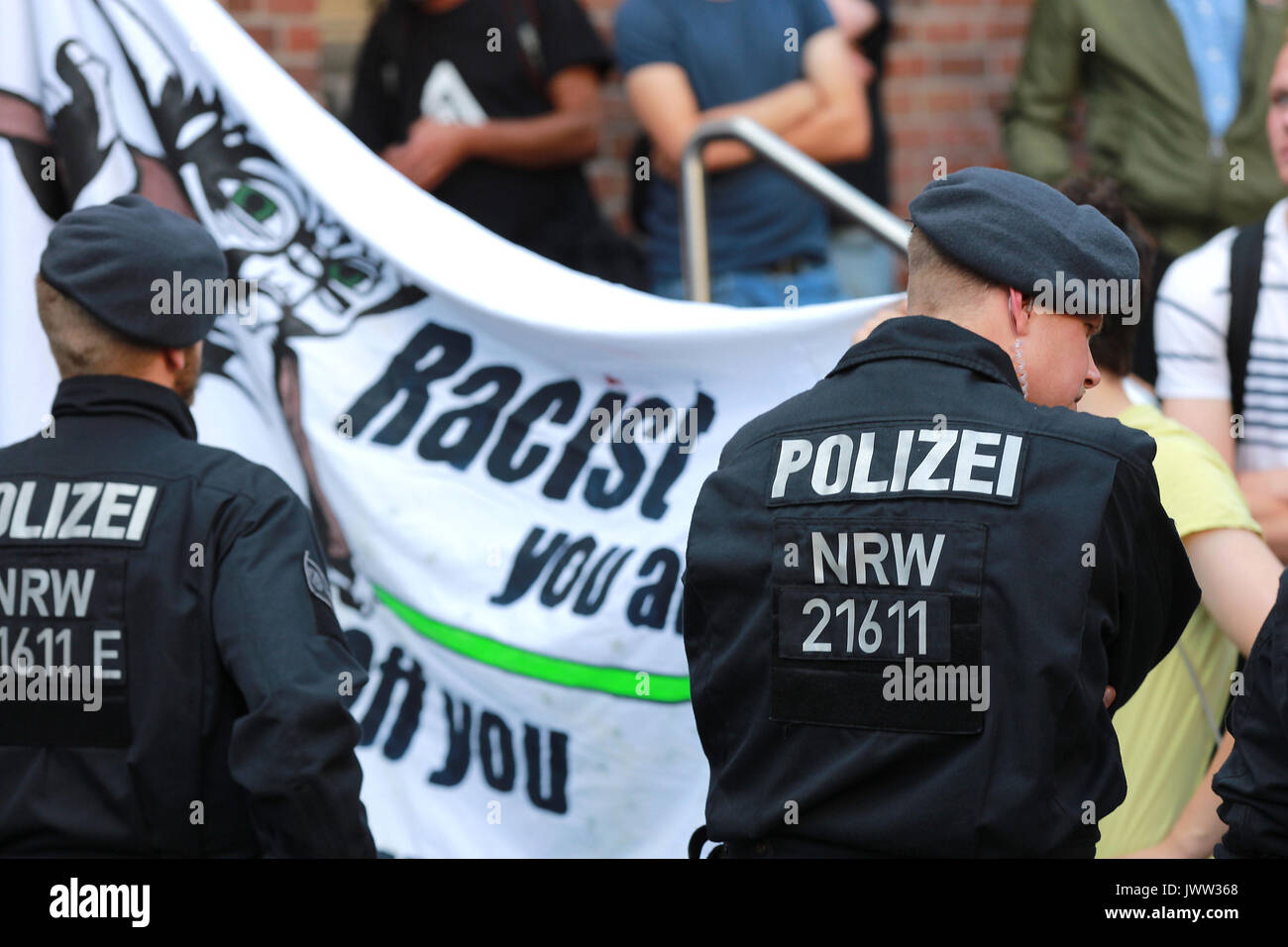 Düsseldorf, Allemagne. 13e Août 2017. Les agents de police de protéger le lieu de l'alternative du parti allemand fuer Deutschland (AfD) (lit. Alternative pour l'Allemagne) contre de nombreux manifestants à Duesseldorf, Allemagne, 13 août 2017. Parce que la sécurité de plusieurs brasseries refamiliariser et restaurants dans le centre historique de Düsseldorf fermé plus tôt. Les restaurateurs devraient accroître la présence des agents de police et de lutte contre les manifestations dans le quartier à la vie nocturne de la campagne annuelle de l'AfD, en fonction de la "Rheinische Post". Photo : Christian Deutzmann/dpa/Alamy Live News Banque D'Images