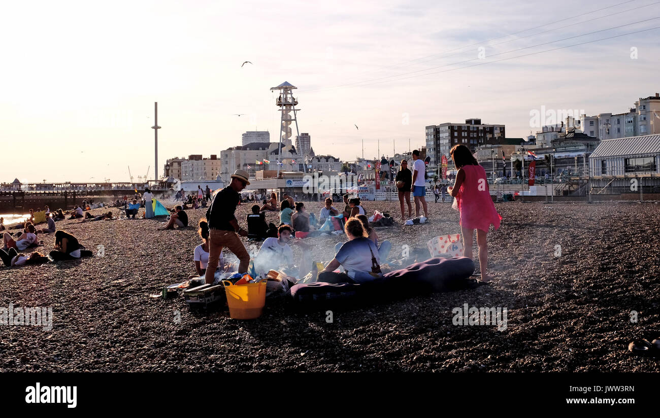 Brighton UK 13 Août 2017 - Le temps d'un barbecue sur la plage de Brighton  sur une belle fin après-midi ensoleillé mais le temps devrait devenir plus  perturbé au cours des prochains