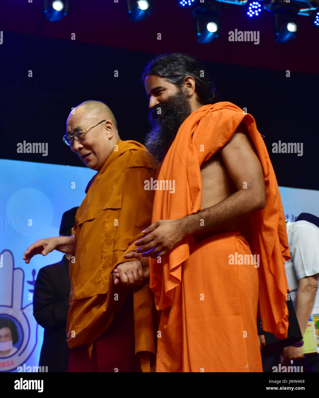 Mumbai, Inde. 13e Août 2017. Sa Sainteté le 14e Dalaï-Lama (L) avec le Gourou Yoga Baba Ramdev (R) La paix dans le monde et l'harmonie au Conclave ECSN Dome le 13 août 2017 à Mumbai, Inde. Credit : Azhar Khan/Alamy Live News Banque D'Images