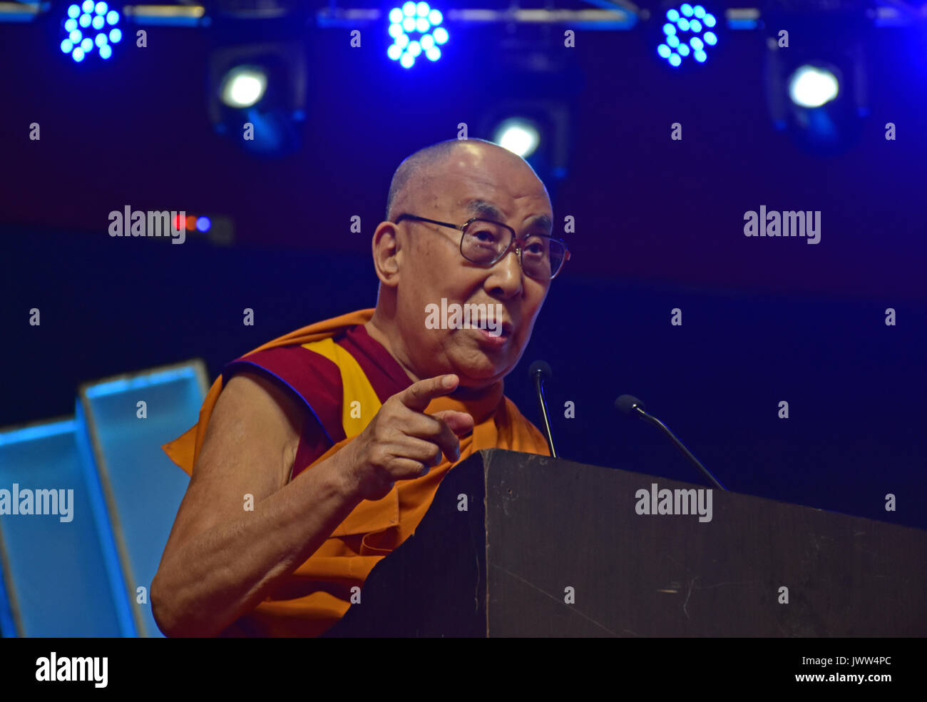 Mumbai, Inde. 13e Août 2017. Sa Sainteté le 14e Dalaï Lama assiste à la paix dans le monde et l'harmonie au Conclave ECSN Dome le 13 août 2017 à Mumbai, Inde. Credit : Azhar Khan/Alamy Live News Banque D'Images