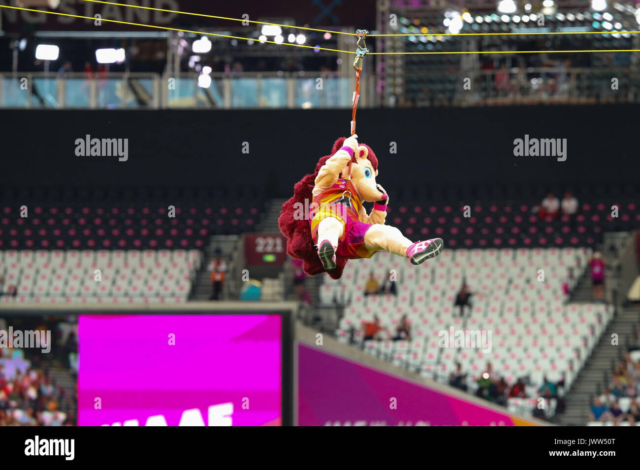 Londres, Royaume-Uni. 13e Août 2017. Hero le hérisson, mascotte des championnats du monde IAAF 2017 Londres arrive dans le stade de Londres par zipwire. Crédit : Paul Davey/Alamy Live News Banque D'Images