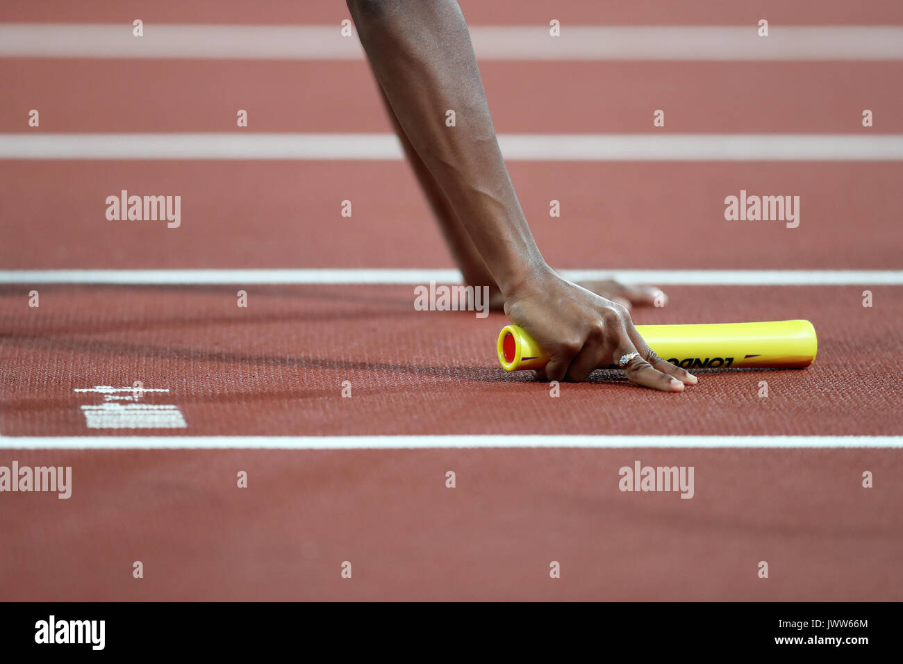 Londres, Royaume-Uni. 13 août 2017. Chrisann GORDON tenant le bâton dans les blocs de départ pour la première étape de la Jamaïque dans le Women's 4 x 400 m finale aux Championnats du monde IAAF 2017, Queen Elizabeth Olympic Park, Stratford, London, UK. Crédit : Simon Balson/Alamy Live News Banque D'Images