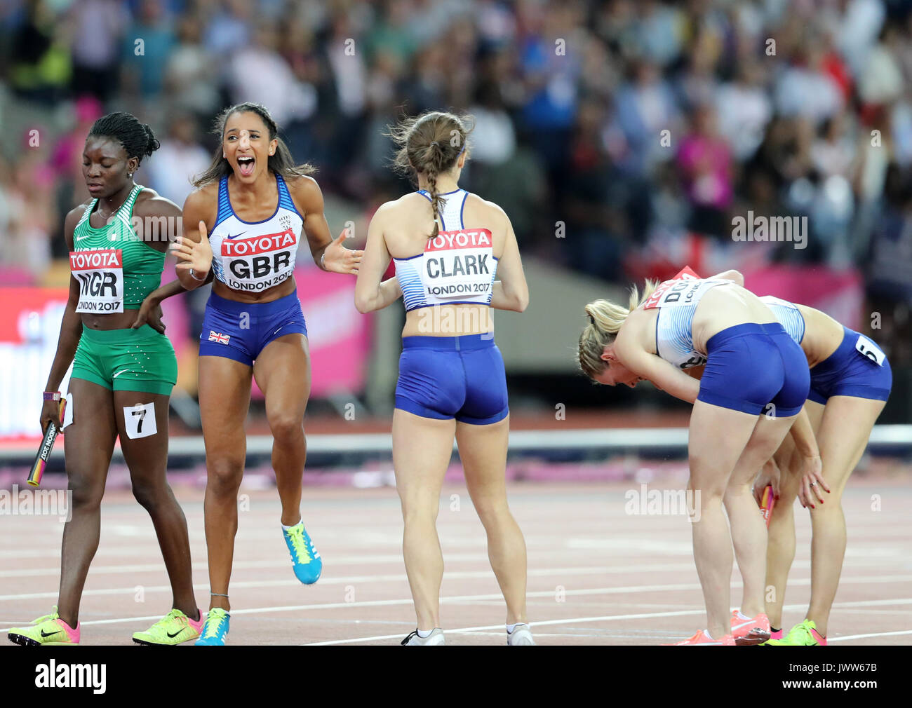 Londres, Royaume-Uni. 13 août 2017. Zoey CLARK, Laviai NIELSEN, Eilidh DOYLE, Emily DIAMOND (Grande-Bretagne) célébrer la médaille d'argent dans le 4 x 400 m finale aux Championnats du monde IAAF 2017, Queen Elizabeth Olympic Park, Stratford, London, UK. Crédit : Simon Balson/Alamy Live News Banque D'Images