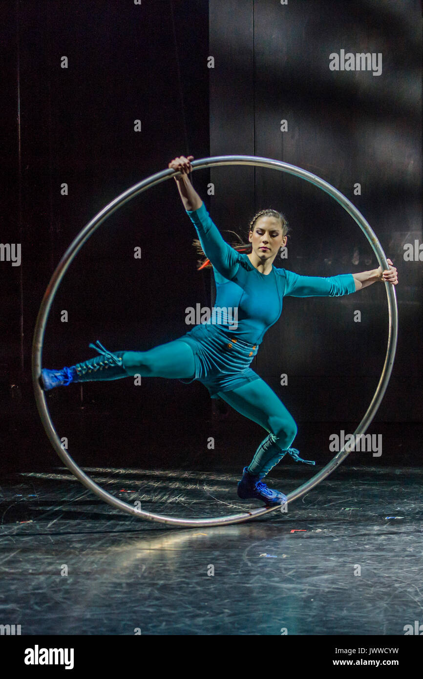 Londres, Royaume-Uni. 14 août, 2017. Un numéro de roue Cyr afficher par Sarah Lett - Cirkus Cirkör effectuer l'UK premiere de limites à Southbank Centre, Royal Festival Hall. Une compagnie de cirque contemporain scandinave qui combine l'énergie avec l'art acrobatique. L'exposition a été conçue par son fondateur et directeur artistique Tilde Björfors dans le cadre de sa trilogie explorant la migration. Londres, 14 août 2017. Crédit : Guy Bell/Alamy Live News Banque D'Images