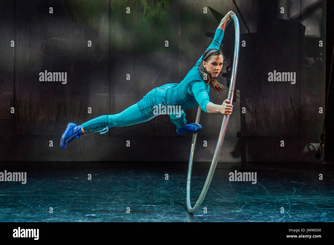 Londres, Royaume-Uni. 14 août, 2017. Un numéro de roue Cyr afficher par Sarah Lett - Cirkus Cirkör effectuer l'UK premiere de limites à Southbank Centre, Royal Festival Hall. Une compagnie de cirque contemporain scandinave qui combine l'énergie avec l'art acrobatique. L'exposition a été conçue par son fondateur et directeur artistique Tilde Björfors dans le cadre de sa trilogie explorant la migration. Londres, 14 août 2017. Crédit : Guy Bell/Alamy Live News Banque D'Images