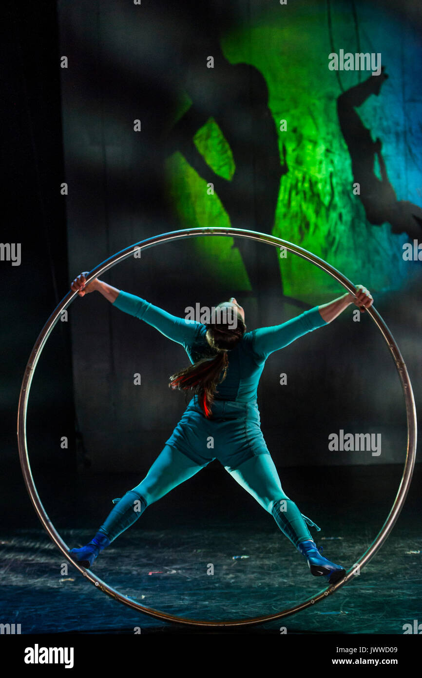 Londres, Royaume-Uni. 14 août, 2017. Un numéro de roue Cyr afficher par Sarah Lett - Cirkus Cirkör effectuer l'UK premiere de limites à Southbank Centre, Royal Festival Hall. Une compagnie de cirque contemporain scandinave qui combine l'énergie avec l'art acrobatique. L'exposition a été conçue par son fondateur et directeur artistique Tilde Björfors dans le cadre de sa trilogie explorant la migration. Londres, 14 août 2017. Crédit : Guy Bell/Alamy Live News Banque D'Images